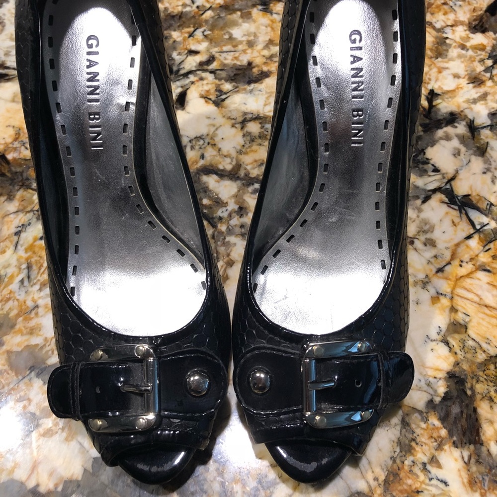 Gianni Bini Black heels w/ buckle by toe size 6.5